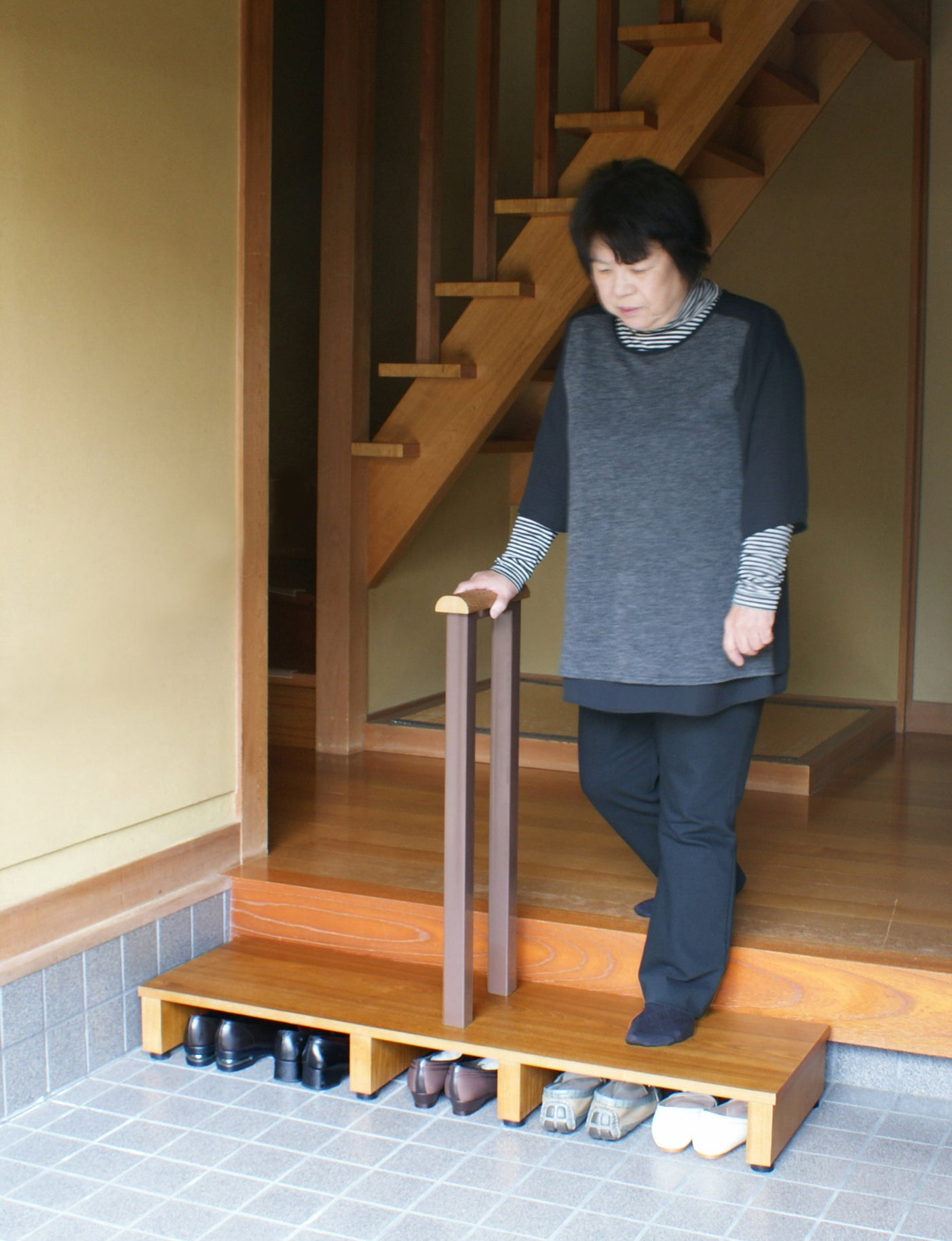 手すり付玄関台120型 【段差解消に】【出入りの多い場所に】【半身